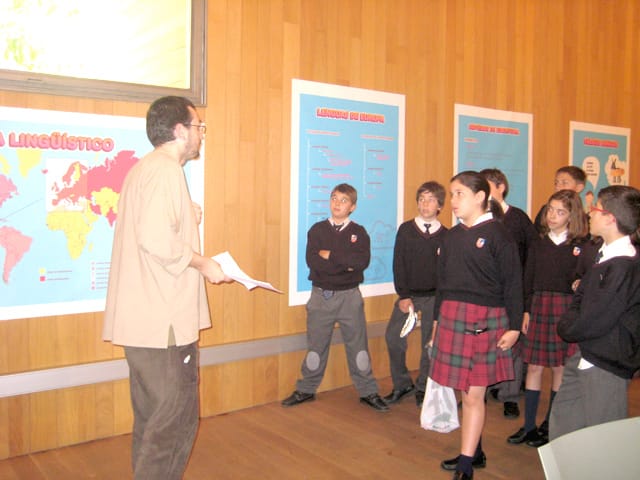 El tutor explica a los chicos en León.