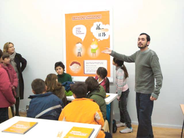 El tutor explica los falsos amigos.