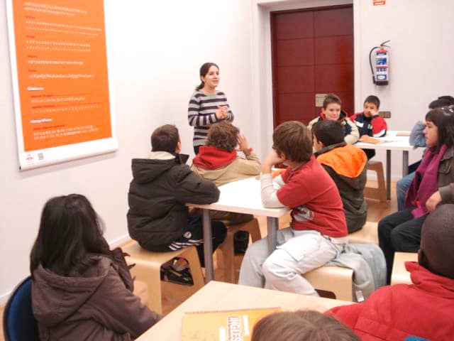 La tutora explica.