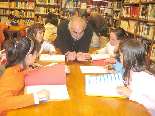 Tutor explicando a un grupo de niñas.