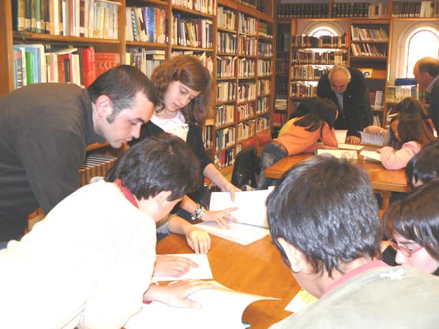 Uno de los tutores guiando a los chicos.